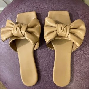 Women‘a sandals with cute bow